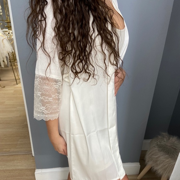 Ivory robe - Picture 2 of 2